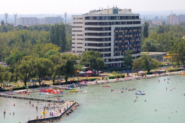Kiadó vízparti apartman Siófok Aranypartján – Club 218, medencével és saját parkolóval! (1-6 főnek) - Image 2
